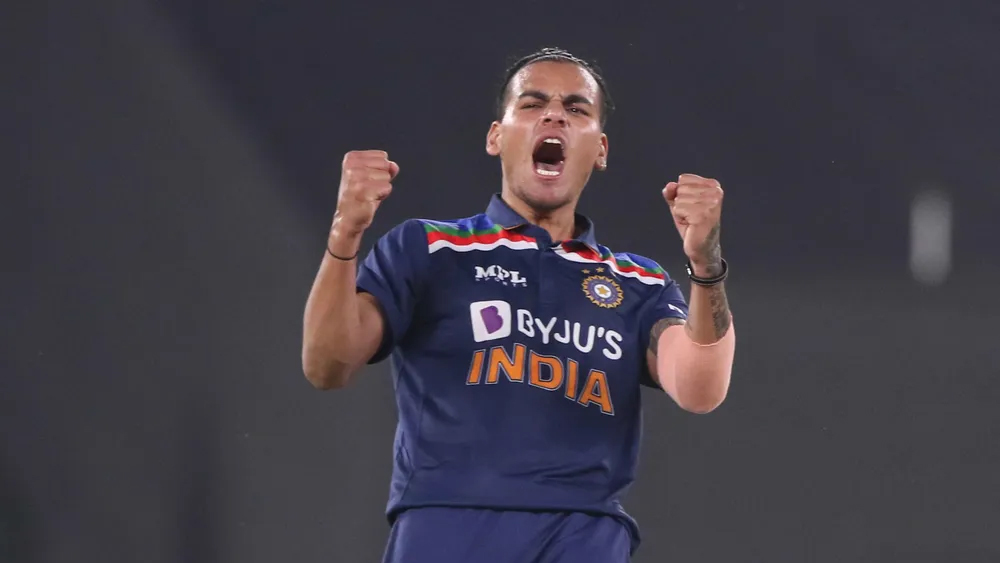 রাহুল চহার: যুজবেন্দ্র চহালের বদলে সুযোগ দেওয়া হয় তাঁকে। সেই সুযোগ কাজে লাগিয়ে দুটো উইকেট নেন এই স্পিনার। পরের ম্যাচেও তাঁকে দেখা গেলে অবাক হওয়ার কিছু থাকবে না।