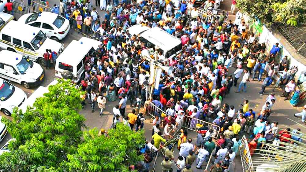 বিধি-ভঙ্গ: আলিপুরে জেলাশাসকের দফতরে ভোটপ্রার্থীদের মনোনয়ন জমা দেওয়াকে কেন্দ্র করে উড়ে গেল দূরত্ব-বিধি। 