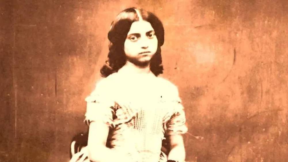 তাঁর জন্মের কিছু দিন পরেই মৃত্যু হয় তাঁর মায়ের। মাতৃহীন কন্যা প্রথম থেকেই খুব কাছের ছিলেন তাঁর বাবার। রাজনৈতিক বন্দি হিসেবে ১৪ বছর নির্বাসিত জীবন কাটানোর পরে ১৮৫২ খ্রিস্টাব্দে লন্ডনে যান বীররাজেন্দ্র। সঙ্গে, ১১ বছরের গৌরাম্মা।