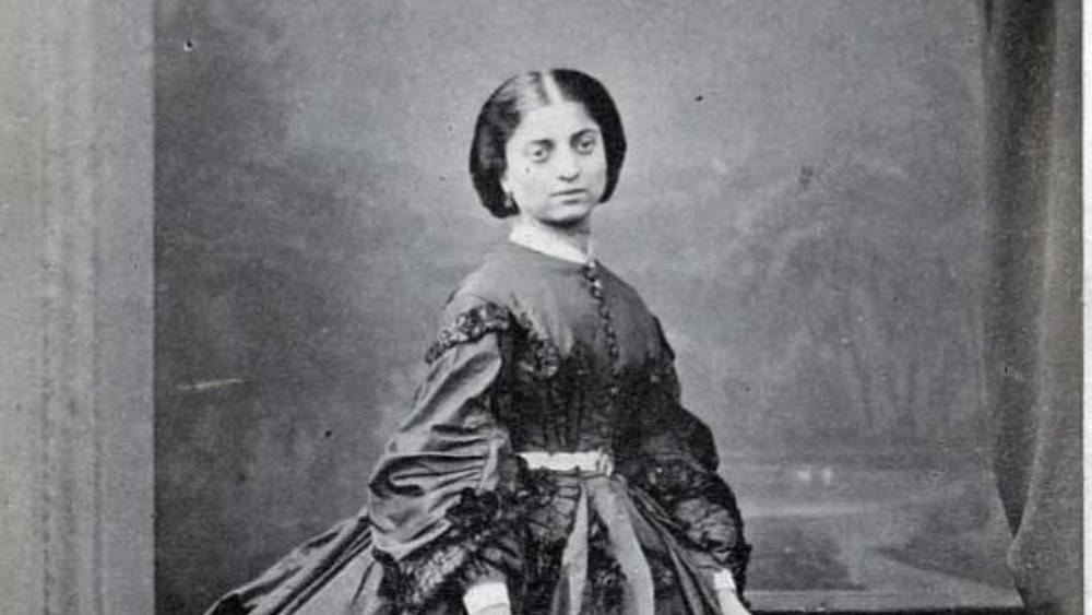 বীররাজেন্দ্র ব্রিটিশ দরবারে নিজের হৃত সম্পত্তি ফিরে পাওয়ার দাবি জানাতে গিয়েছিলেন। সঙ্গে ছিলেন তাঁর বন্ধু উইলিয়াম জেফারসন। জেফারসনই তাঁকে পরামর্শ দিয়েছিলেন আগে গৌরাম্মার ভবিষ্যৎ সুরক্ষিত করার বিষয়টি সুনিশ্চিত করতে। তার পর হৃত সম্পদ পুনরুদ্ধারের চেষ্টা করতে।