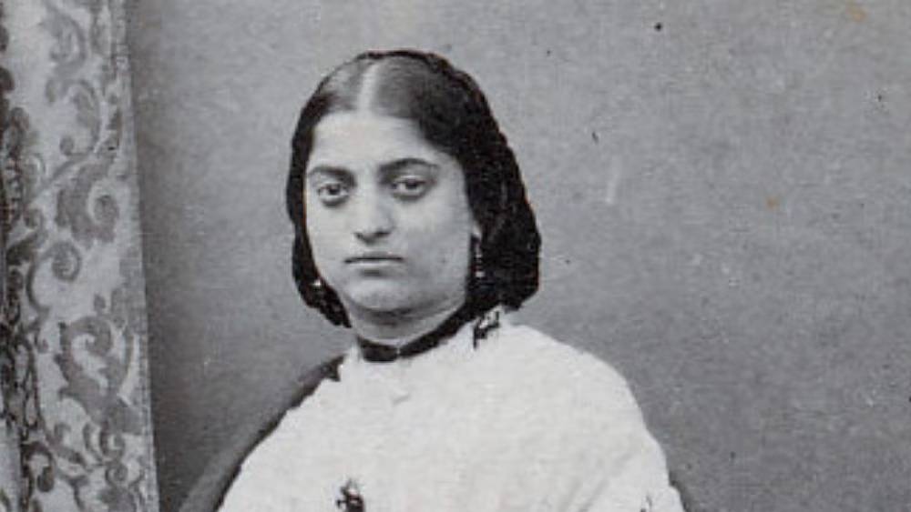 কন্যা-সহ বীররাজেন্দ্রর লন্ডন আগমনের খবর প্রকাশিত হয়েছিল ইংল্যান্ডের সংবাদপত্রে। পুরনো সেই প্রতিবেদনে গৌরাম্মাকে অত্যন্ত গৌরবর্ণা বলে বর্ণনা করা হয়েছে। বহু ইতিহাসবিদের প্রশ্ন, তা হলে কি গায়ের রঙের জন্যই রানি ভিক্টোরিয়ার প্রিয়পাত্রী হয়ে উঠতে পেরেছিলেন এই রাজকন্যা?