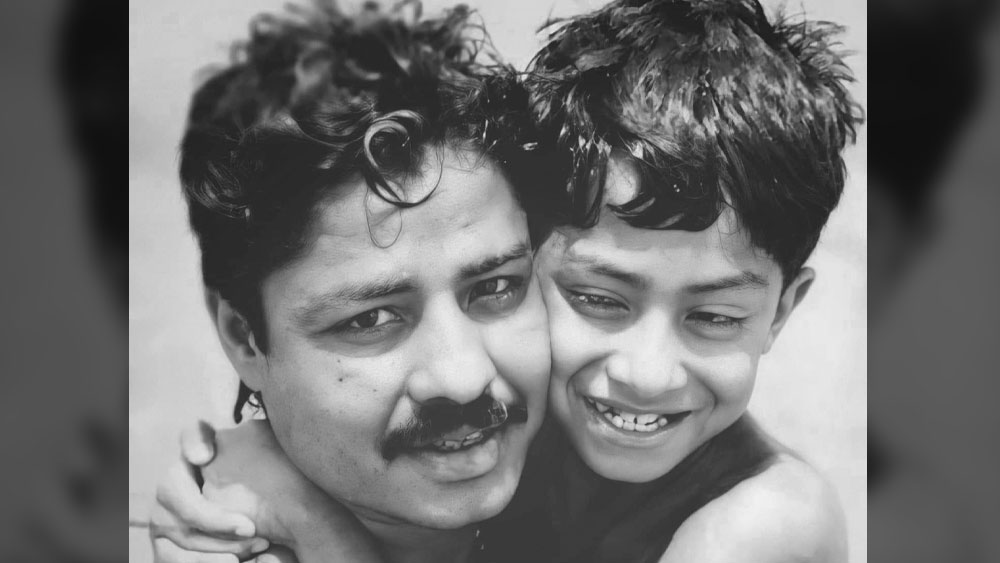 বাবার কোলে ছোট্ট সোহম। ফাইল চিত্র।