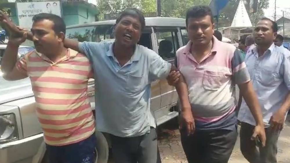 আহত বিজেপি কর্মী প্রদীপ বর্মণ (মাঝে)।