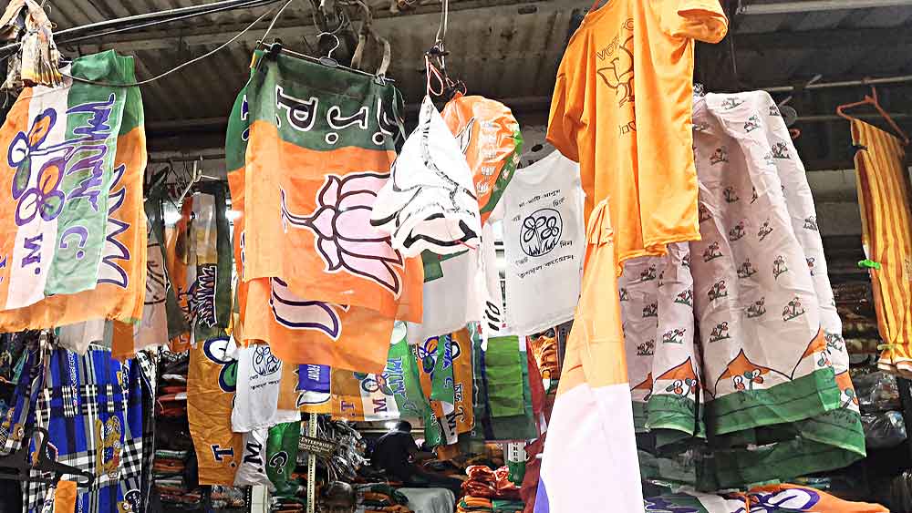  ভোটবাজার: বিভিন্ন দলের প্রতীক আঁকা পতাকা থেকে শুরু করে ছাতা, টি-শার্ট, শাড়ি— বিকোচ্ছে সবই। শনিবার, বড়বাজারে।