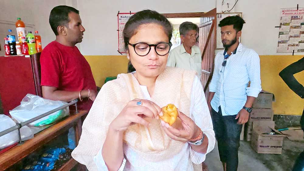 আস্বাদ: শিলচরের শিলকুড়ি শিঙাড়া হাউসে পছন্দের খাবারে মন দিয়েছেন সুস্মিতা দেব