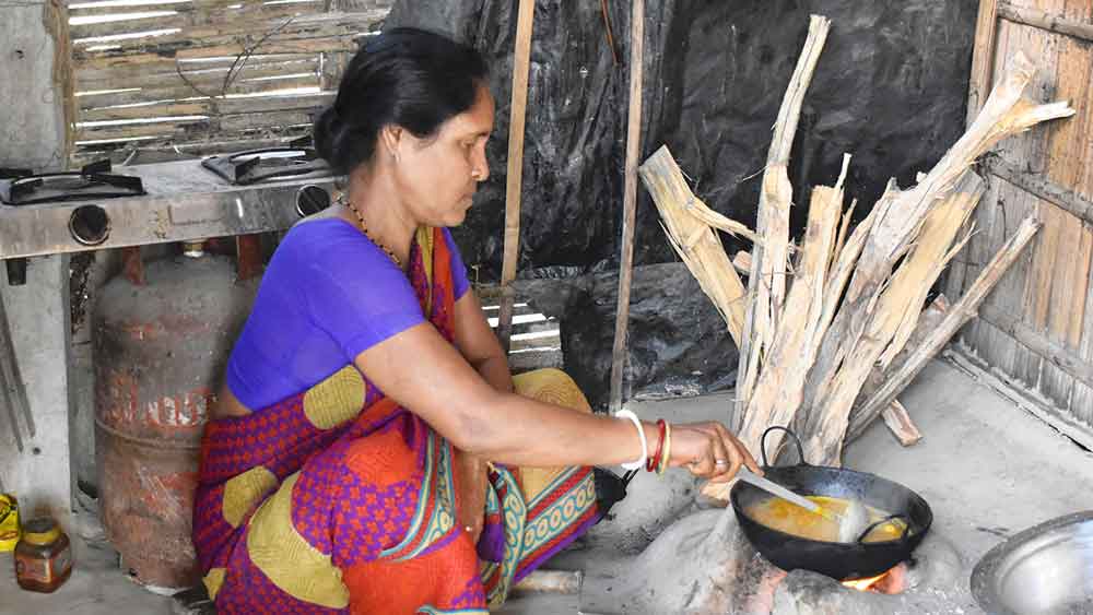 বিকল্প: সুখরামের স্ত্রী রান্না করছেন কাঠের জ্বালে। 