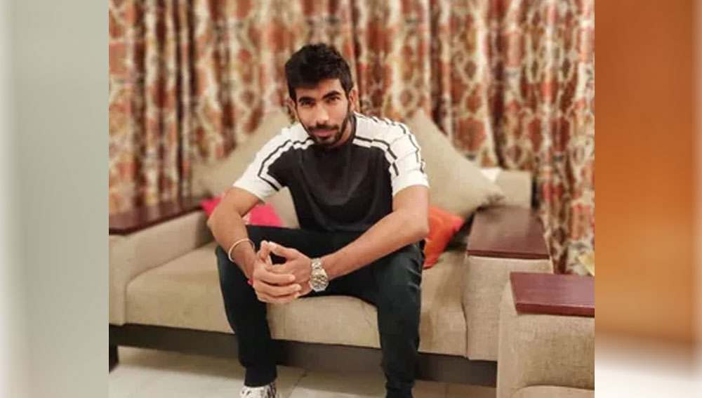 বৈঠকখানায় একটি আরামদায়ক সোফা রেখেছেন তিনি। তাতে বসে প্রায়ই ভিডিয়ো গেম খেলার ছবি শেয়ার করেন।