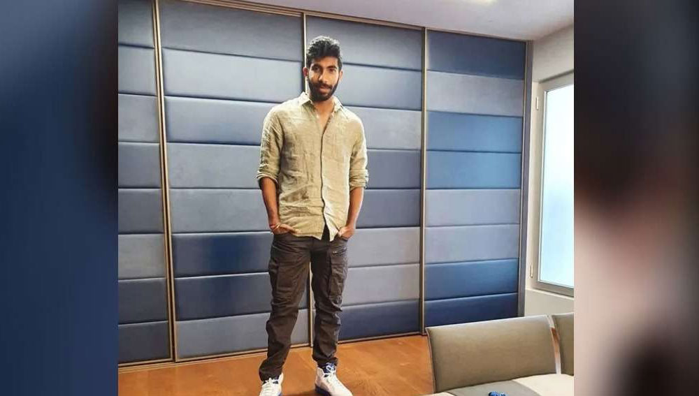 তবে শোওয়ার ঘরের মেঝে অন্য রকম। মেঝে পুরোটাই কাঠের। আর তার সঙ্গে দেওয়াল জুড়ে রয়েছে মানানসই বড় আলমারি।