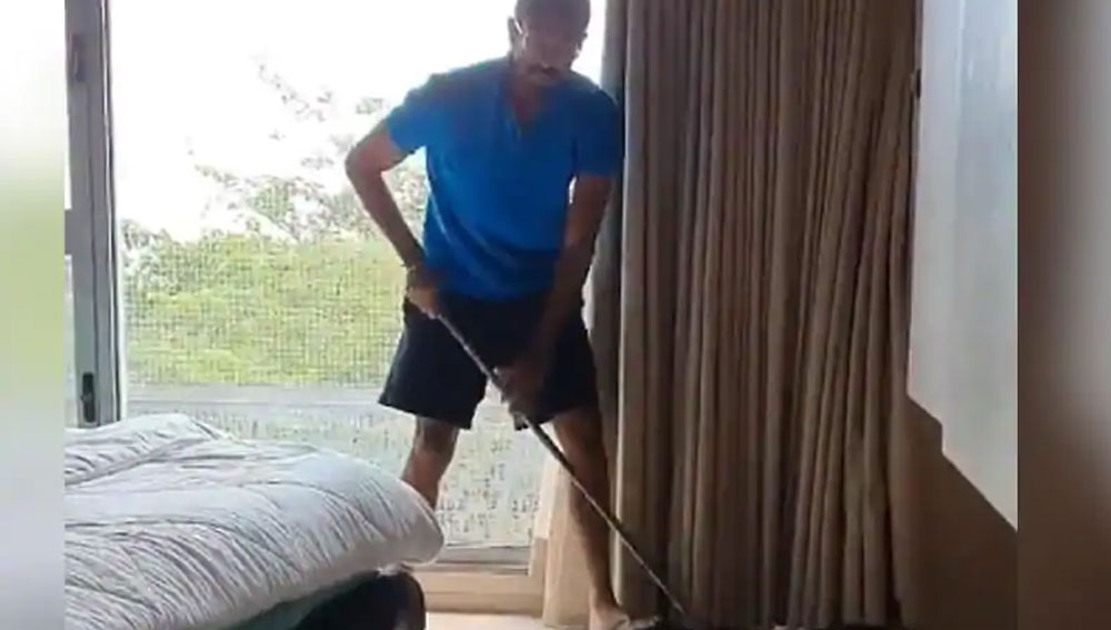 তাঁর শোওয়ার ঘর খুবই ছিমছাম। শোওয়ার ঘরেও দেওয়ালও হালকা রঙের। পুরো বাড়ির প্রতিটি ঘরের দেওয়ালেও ওই একই রং করিয়েছেন তিনি।