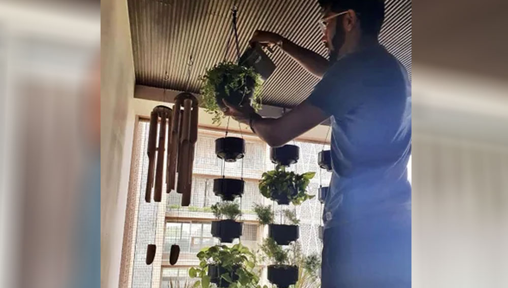 বারান্দায় একাধিক উইং চাইমসও ঝুলিয়ে রেখেছেন তিনি। তাঁর পরিবারে মতে, যশপ্রীত যে সব সময় মাথা ঠান্ডা রাখতে পছন্দ করেন এটা তারই প্রমাণ।