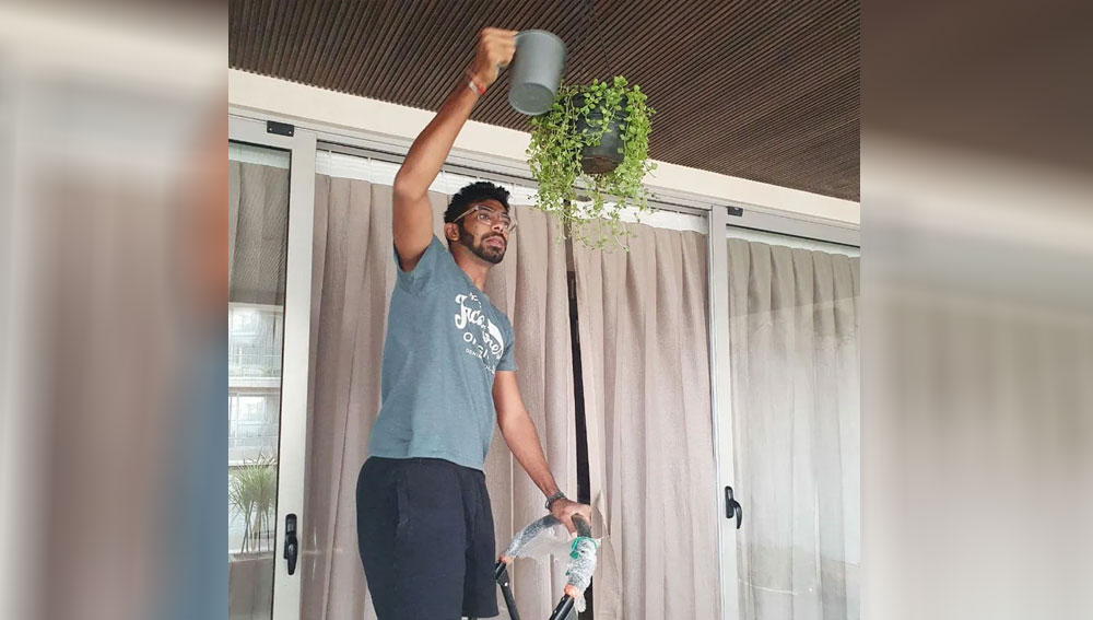 বুমরার বাড়ির একটি অংশ সবুজে ভরপুর। তা হল বারান্দার বাগান। বাড়িতে থাকলে নিয়মিত এই বাগানের যত্ন নেন তিনি।