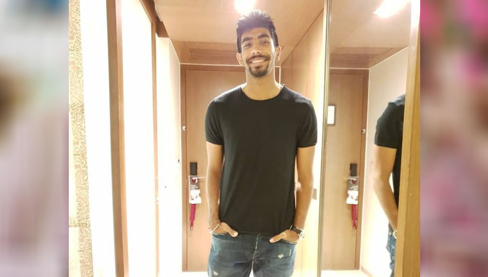 বুমরার বাড়ির যাবতীয় আসবাবপত্র এবং সমস্ত দেওয়াল খুব হালকা রঙের। যা নাকি কখনও চার দেওয়ালের মধ্যেও একঘেয়ে লাগতে দেয় না তাঁকে।