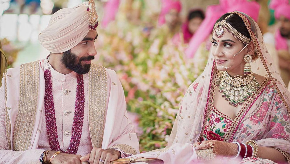 ক্রীড়া সঞ্চালক সঞ্জনা গণেশনের সঙ্গে বিয়ের পরও নববধূকে নিয়ে এখানেই ওঠেন ভারতীয় পেসার।