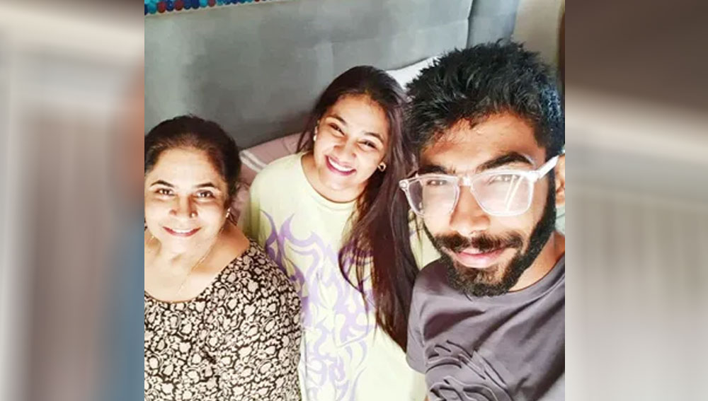 বুমরার বাড়ি মুম্বইয়ে। মা এবং বোনের সঙ্গেই এত দিন এখানে থাকতেন বুমরা।