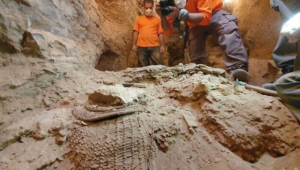 গবেষকদের অনুমান, এই গুহাতে বন্দি থাকা অবস্থাতেও নতুন জীবনের আশায় বুক বেঁধেছিলেন তাঁরা। ভেবেছিলেন, যুদ্ধে জয়ী হয়ে নতুন করে জীবন শুরু করবেন। সে কারণেই নিজেদের সঙ্গে মুদ্রা, জামাকাপড় নিয়ে রেখেছিলেন কেউ কেউ।