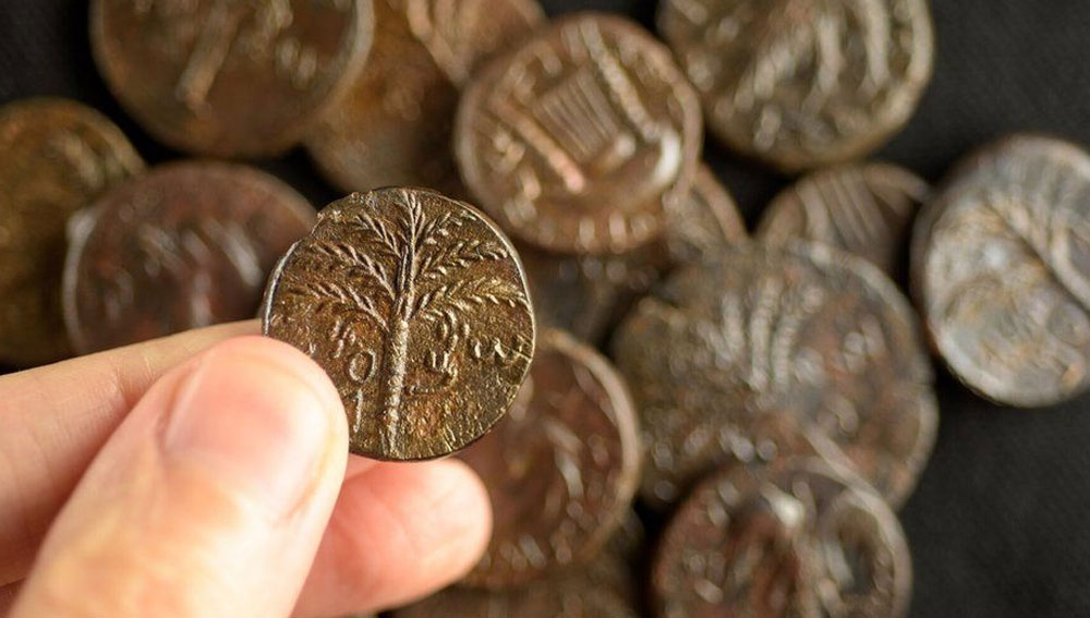 উদ্ধার হওয়া ৬ হাজার বছরের পুরনো শিশুর কঙ্কাল এবং ১০ হাজার বছরের পুরনো ঝুড়ি দেখে গবেষকদের অনুমান, ওই সময়ে এই গুহাতে বাস ছিল মানুষের। আর ওই পুরনো মুদ্রা এবং জামাকাপড়গুলি ইহুদি-রোমানদের যুদ্ধের সময়কার।