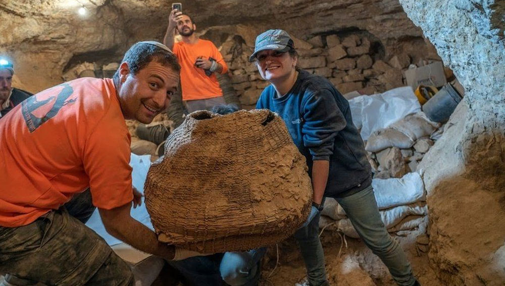 এ ছাড়া ওই গুহা থেকে ১০ হাজার বছরের পুরনো একটি ঝুড়ি পাওয়া গিয়েছে। গুহা থেকে কিছু পুরনো মুদ্রা এবং জামাকাপড়ও উদ্ধার হয়েছে।