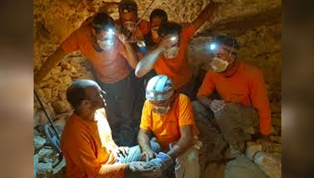 তার গায়ে চাপা দেওয়া ছিল কম্বলের মতো মোটা চাদর। এই চাদর দিয়ে তার মাথা এবং বুক চাপা দেওয়া থাকলেও পা দু’টি অনাবৃতই ছিল। এত বছর আগে এই ধরনের চাদরের ব্যবহার থেকে বিস্মিত গবেষকরা।