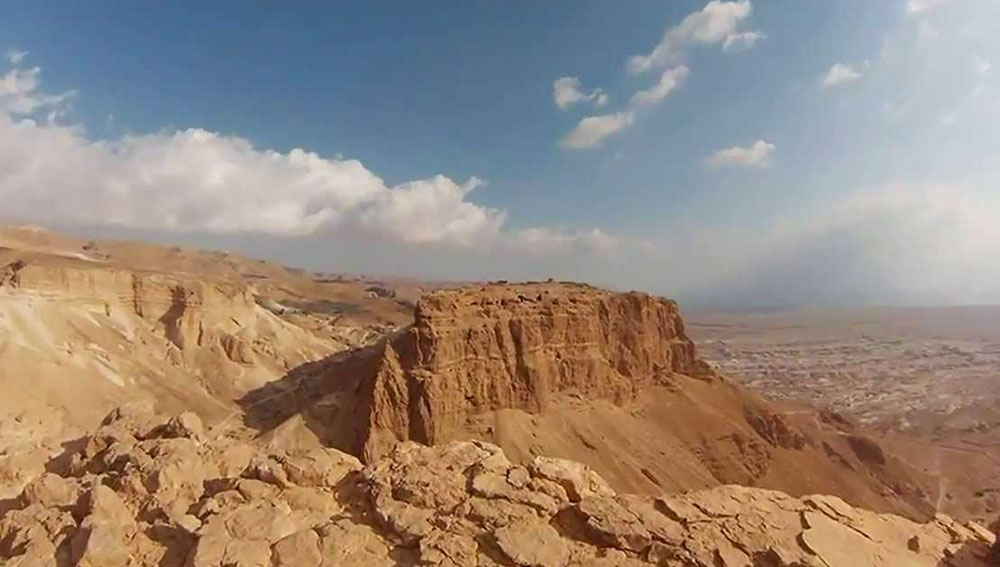 গুহাটি রয়েছে ইজরায়েলের জুডিয়ান মরুভূমিতে। জুডিয়ান মরুভূমিতে এই যুদ্ধ হয়েছিল ১৩২ এবং ১৩৫ খ্রিস্টাব্দের মাঝামাঝি সময়ে।