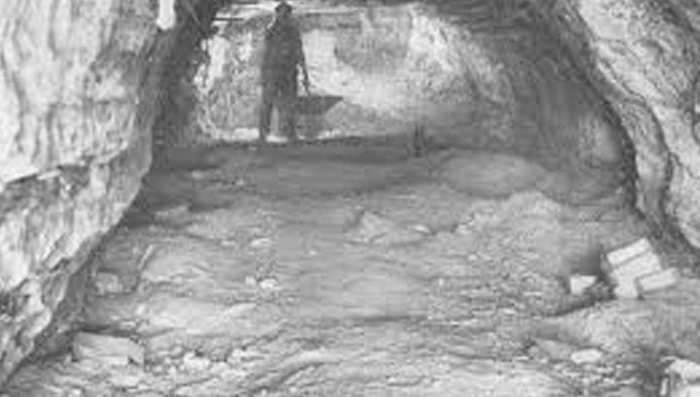 সেই থেকেই গুহার নামকরণ হয় ‘কেভ অব হরর’। ওই যুদ্ধে প্রায় ৫ লাখ ইহুদি মারা গিয়েছিলেন। মৃত্যুভয়ে এলাকা ছেড়ে পালিয়েছিলেন অনেকে।