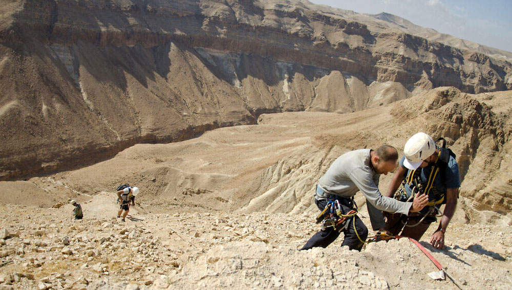 এক সময় রোমান সাম্রাজ্যের আগ্রাসনের বিরুদ্ধে ইহুদিরা বিদ্রোহ ঘোষণা করেছিল। সেই বিদ্রোহে প্রাণ হারিয়েছিলেন প্রচুর ইহুদি। বহু ইহুদিকে এক গুহার মধ্যে মৃত্যুর জন্য ছেড়ে দেওয়া হয়েছিল। বাইরে থেকে আটকে দেওয়া হয়েছিল গুহার মুখ।