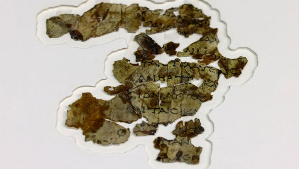 সম্প্রতি ওই অনুসন্ধানের সময় গুহা থেকে মিলেছে প্রচুর পুরনো নথির ছেঁড়া অংশও। যাতে মূলত ইহুদি-রোমানদের ওই যুদ্ধ সংক্রান্ত নানা তথ্য রয়েছে। তার অক্ষরগুলিও সমসাময়িক পাণ্ডুলিপির থেকে অনেকটাই আলাদা। যা দেখে বিস্মিত বিশেষজ্ঞরা।