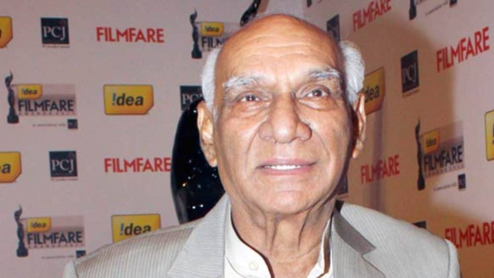 ওই গানের দৃশ্যে বাকি সব তারকার শ্যুটিং হয়ে গিয়েছিল। বাকি ছিল শুধু আমিরের অংশটুকু। কিন্তু সেটাই বিলম্বিত হয় তারকার নিজের জন্যই। আমিরের এই টালবাহানায় রেগে যান যশ চোপড়া। তিনি গানের দৃশ্যই পাল্টে দেন।