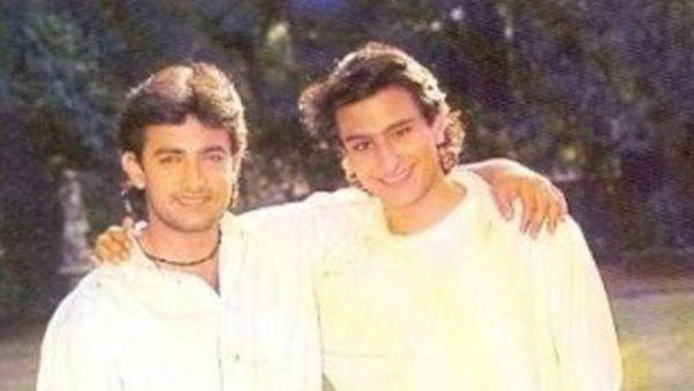 শেষে পিয়ানো বাজাতে বসেন সইফ আলি খান। পাশে দাঁড়ান আমির। তাঁকে ড্রামবাদকের ভূমিকায় দেখানো হয়। তার পর শেষ হয় শ্যুটিং। গানটি ছিল ‘আধি রাত মেঁ’।