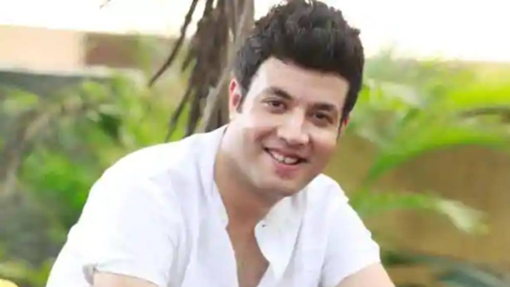 ছোটবেলায় স্কুলের অনুষ্ঠানে গাছ সেজে দাঁড়িয়েছিলেন। বাড়িতে ‘ইয়ে কালী কালী আঁখে’ গানের সঙ্গে নাচতেন। মনে বেশ নায়ক-নায়ক অনুভূতি আসত। ঘটনাচক্রে পরবর্তীতে অভিনয়কেই পেশা করেন বরুণ শর্মা। ক্যামেরার নেপথ্যচারী থেকে অভিনেতা হয়ে ওঠার যাত্রাপথ ছিল বন্ধুর।