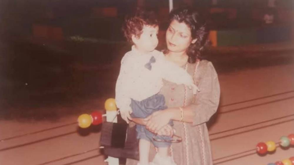 তবে বরুণের আবাসিক স্কুলের জীবন অকালে শেষ হয়ে গেল। তাঁর বাবার মৃত্যুর পরে সংসারের দায়িত্ব পুরোটাই এসে পড়ে মায়ের উপর। তাঁর মা ছিলেন ফাইন আর্টসের শিক্ষিকা। স্বামীকে হারানোর পরে দুই সন্তানকেই নিজের কাছে এনে রাখতে চেয়েছিলেন।