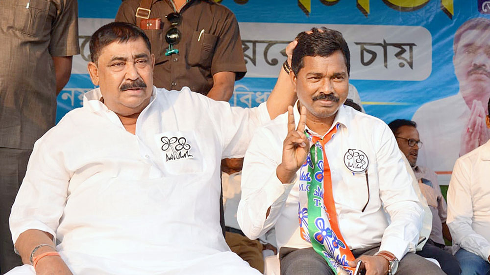 গোপীবল্লভপুরের শাসড়ায় প্রার্থী দুলাল মুর্মুর মাথায় অনুব্রতর হাত।