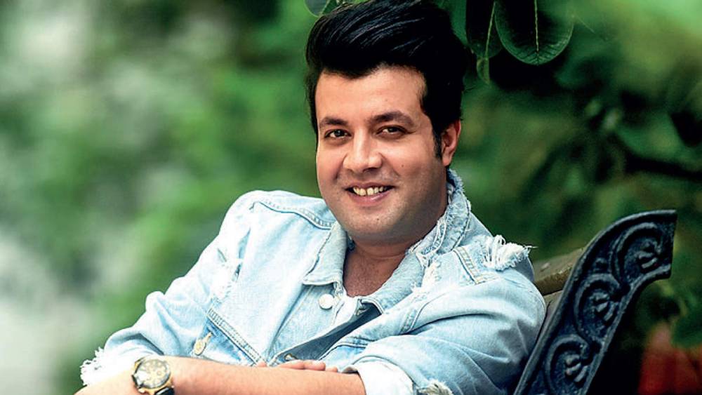 এর পর বোনের সঙ্গে জালন্ধরেই কেটেছে বরুণের শৈশব। জালন্ধরের স্কুল থেকে পাশ করার পরে চণ্ডীগড়ের কলেজ থেকে ফিল্ম মেকিং নিয়ে স্নাতক হন। পাশাপাশি, সে সময় তিনি থিয়েটার দলে অভিনয়ও করতেন। চণ্ডীগড় বা তার কাছাকাছি কোনও ছবির শ্যুটিং হলে বরুণ এবং তাঁর বন্ধুরা সুযোগ পেতেন ছোটখাটো ভূমিকায় অভিনয়ের।