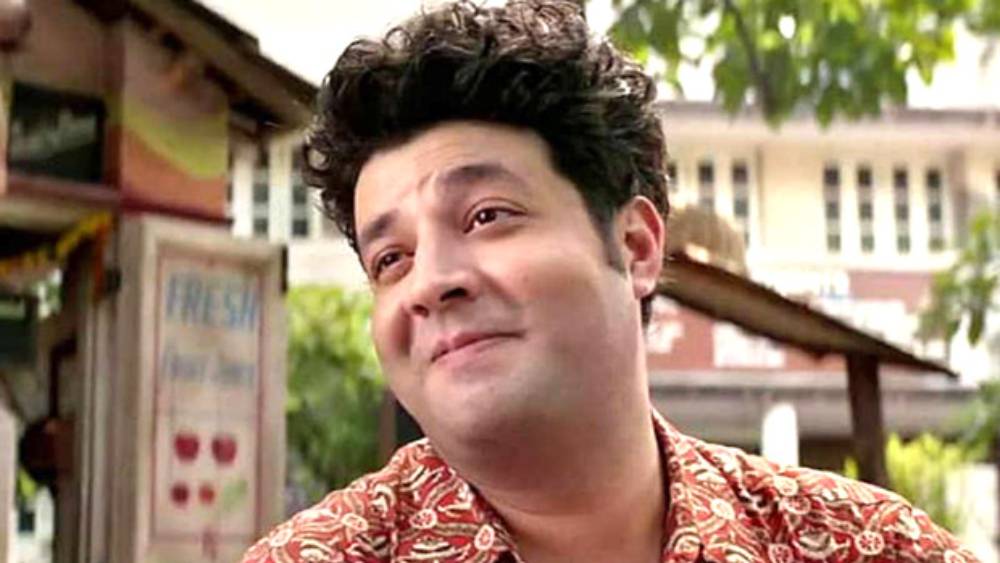 মুম্বই এসে প্রযোজকদের দরজায় দরজায় ঘুরতে থাকেন বরুণ। অংশ নেন অডিশনেও। প্রথমে ব্যর্থ হন অনেক ক্ষেত্রে। সে সময় হাতখরচের জন্য ছোটখাটো কাজ করতেন। প্রোডাকশন হাউসের হয়ে ছবির সেটে খাবার পৌঁছে দিতেন। ছবিতে কোনও জিনিস প্রয়োজন হলে যোগান দিতেন সে সবও।