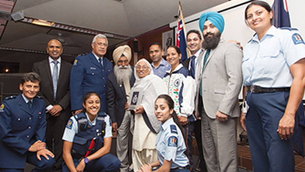 ২০০২ সালে সন্তানদেরও নিউজিল্যান্ড নিয়ে আসেন তিনি। তার দু’বছর পর  প্রথম পুলিশের পোশাক গায়ে চাপান মনদীপ। কনস্টেবল হিসাবে নিযুক্ত হয়েছিলেন তিনি।