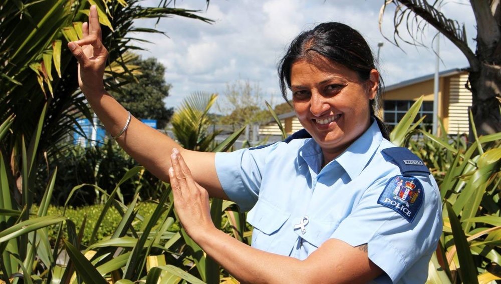 সেখানেই তাঁর সঙ্গে জন পেগলার নামে এক ব্যক্তির পরিচয় হয়। লজের রিসেপশনে কাজ করতেন জন। তিনি ছিলেন নিউজিল্যান্ডের প্রাক্তন পুলিশ অফিসার। অবসরের পরে ওই লজে কাজ করতেন।