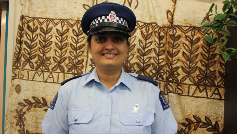 সেখানে গিয়ে সেলসম্যানের কাজ পেয়ে যান। ঠিক মতো ইংরাজি বলতে পারতেন না। তাই যা বলতে চাইতেন সবটাই কাগজে লিখে নিয়ে যেতেন।