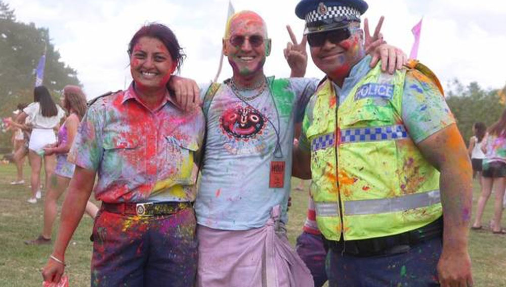 তার উপর ১৯ বছর বয়সে প্রথম সন্তানের মা হন তিনি। জীবন যেন আরও দূর্বিষহ হয়ে উঠেছিল তাঁর কাছে। তাও মুখ বুজে সংসার সামলাচ্ছিলেন। কিন্তু সে সহ্যেরও সীমা ভাঙল এক দিন।