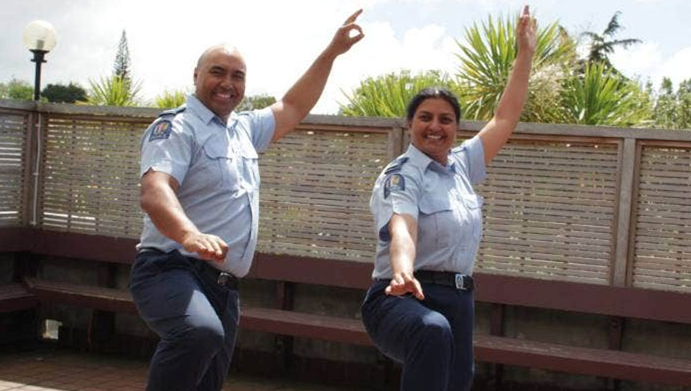 মহিলার নাম মনদীপ কৌর। পঞ্জাবের এক রক্ষণশীল পরিবারে জন্ম তাঁর। ১৮ বছর বয়সেই বাবা-মা তাঁর বিয়ে দিয়ে দেন। বিয়ের পরও জেদ করে পড়াশোনা চালিয়ে যাচ্ছিলেন মনদীপ। কিন্তু দিনের পর দিন স্বামীর অত্যাচার আর সইতে পারছিলেন না।