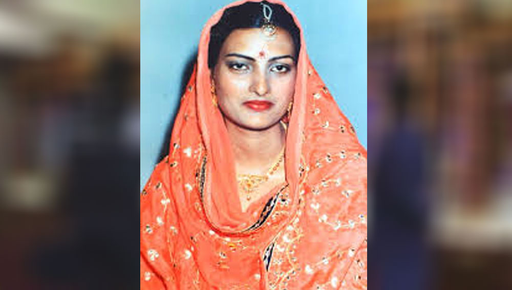 কিন্তু বিবাহিত জীবন যত এগোচ্ছিল ততই গার্হস্থ্য হিংসাও বাড়ছিল তাঁর উপর। দুই সন্তানকে বড় করা, নিজেকে স্বামীর নির্যাতন থেকে রক্ষা করা সব মিলিয়ে দিশেহারা হয়ে পড়েছিলেন।