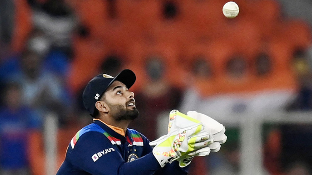 ঋষভ পন্থ: অস্ট্রেলিয়ার মাটিতে টেস্ট ক্রিকেটে তাঁর নজরকাড়া ব্যাটিং ৩ ধরনের ক্রিকেটেই ফিরিয়ে এনেছে তরুণ উইকেটরক্ষককে। পুণেতে একদিনের ক্রিকেটেও উইকেটের পিছনেও সম্ভবত তাঁকেই দেখা যেতে চলেছে।