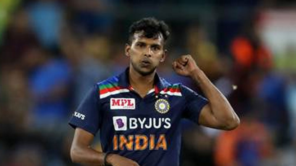 টি নটরাজন: ভারতীয় দলে বাঁহাতি পেসারের অভাব ঢেকে দিতে পারেন তিনি। দলে নটরাজন মানেই বাড়তি বৈচিত্র। টি২০ সিরিজে শুরু থেকে খেলতে পারেননি চোটের জন্য। শেষ ম্যাচে ৪ ওভার বলে ১ উইকেট পেয়েছিলেন। একদিনের সিরিজে ঘাতক হয়ে উঠতে পারবেন তিনি?
