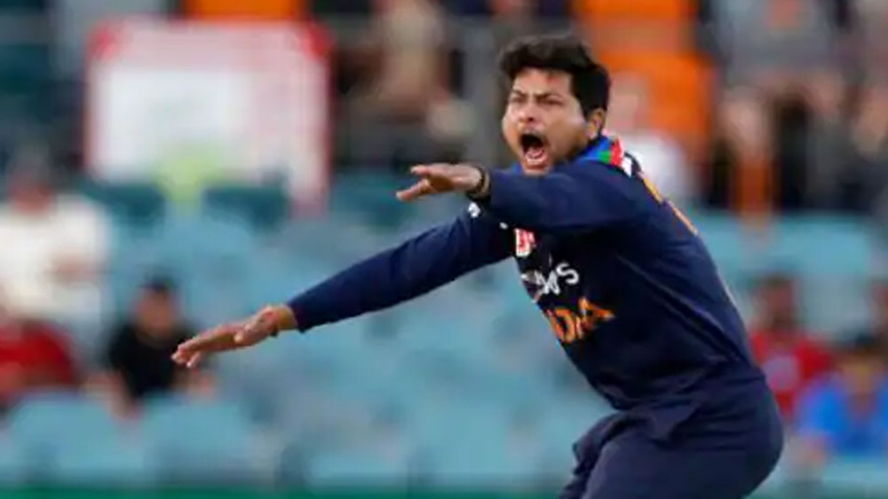 কুলদীপ যাদব: প্রথম ম্যাচে নাও দেখা যেতে পারে কুল-চা জুটিকে। টি২০ সিরিজে পর পর ম্যাচে ব্যর্থ হন যুজবেন্দ্র চহাল। তাঁকে বসিয়ে সুযোগ দেওয়া হয়েছিল রাহুল চহারকে। একদিনের সিরিজেও হয়তো অপেক্ষাই করতে হবে চহালকে। বাঁহাতি স্পিনার কুলদীপকে সাদা বলের ক্রিকেটে সুযোগ দেওয়া যেতেই পারে।