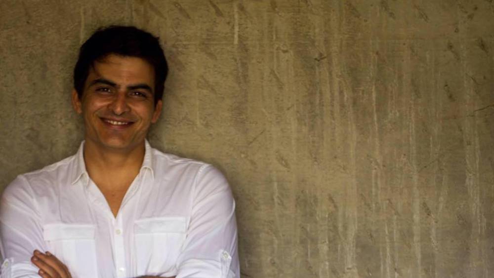 জাতীয় স্তরের সাঁতারু ছিলেন। সরকারি চাকরির সুযোগ ছিল প্রচুর। কিন্তু সে সব উপেক্ষা করে পা রেখেছিলেন অভিনয় জগতে। প্রথম দিকে অভিনয় করতেন ছোটখাটো ভূমিকায়। পরিশ্রমের বহু পর্ব পেরিয়ে আজ তিনি বলিউডে প্রতিষ্ঠিত। পাশাপাশি তিনি লেখক এবং পরিচালকও। থিয়েটার জগতেও আজ মানব কৌল গুরুত্বপূর্ণ নাম।