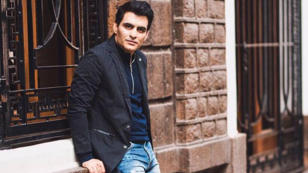 কাশ্মীরি পণ্ডিত পরিবারের সন্তান মানবের জন্ম কাশ্মীরে। চতুর্থ শ্রেণি পর্যন্ত পড়াশোনাও উপত্যকার স্কুলে। কিন্তু তার পর কাশ্মীরের পরিস্থিতি ক্রমে উত্তপ্ত হয়ে ওঠে। বাধ্য হয়ে কৌল পরিবার চলে যায় মধ্যপ্রদেশের ছোট শহরে। নির্দিষ্ট সময়ের আগেই সরকারি চাকরি থেকে অবসর নেন মানবের বাবা।