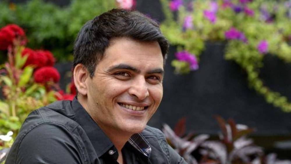 এক বার তো মানব নিজের পাড়ায় নাচের দলও খুলে ফেললেন। দাবি করতেন, তিনি ব্রেক ডান্স জানেন। ৫০ টাকার বিনিময়ে নাচ শেখাতেন। অংশ নিতেন স্থানীয় অঞ্চলের বিভিন্ন অনু্ঠানেও। সে ক্ষেত্রে অবশ্য বাড়িয়ে নিতেন পারিশ্রমিক।