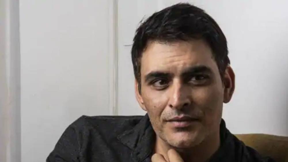 কিছু দিন এ ভাবে চলার পরে মানব বুঝলেন ভোপালে পড়ে থাকলে কিছু হবে না। তিনি মুম্বই যাওয়ার সিদ্ধান্ত নেন। টিকিটের টাকা জোগাড় করতে বিক্রি করে দেন নিজের বাইক। ১৯৯৭ সালে ভোপাল থেকে মুম্বই চলে যান তিনি। নতুন শহরে মাথা গোঁজার জায়গা ছিল না। বন্ধুদের সঙ্গে ঘর ভাড়া করে থাকতেন মানব।