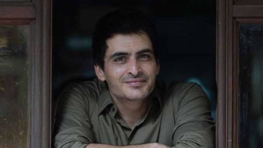 তিনি মুম্বই পৌঁছবার কিছু দিন পরেই গুলশন কুমারের হত্যারহস্যে উত্তাল হয়ে ওঠে বিনোদন দুনিয়া। ব্যাপক পুলিশি ধরপাকড় থেকে রেহাই পাননি মানব ও তাঁর বন্ধুরাও। তাঁদের সকলকে পুলিশ আটক করে নিয়ে যায়। এক রাত থানায় কাটাতে হয়েছিল তাঁদের।