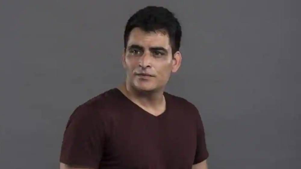 প্রথম ছবিতেই জুনিয়র আর্টিস্ট হিসেবে তিক্ত অভিজ্ঞতার শিকার হলেন তিনি। সামান্য পারিশ্রমিকের জন্য তাঁকে অপেক্ষা করতে হয়েছিল সন্ধ্যা অবধি। এর পরই তিনি ঠিক করেন হিন্দি ছবিতে জুনিয়র আর্টিস্ট হিসেবে আর কাজ করবেন না। তার থেকে বেছে নেবেন থিয়েটারের মঞ্চ।