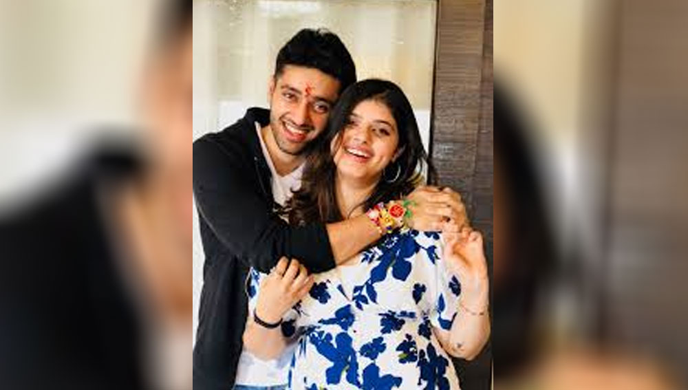 তাঁর এক বোন রয়েছেন। নাম কাইরভিনা শর্মা। তিনি একজন পেশাদার সঙ্গীত শিল্পী।