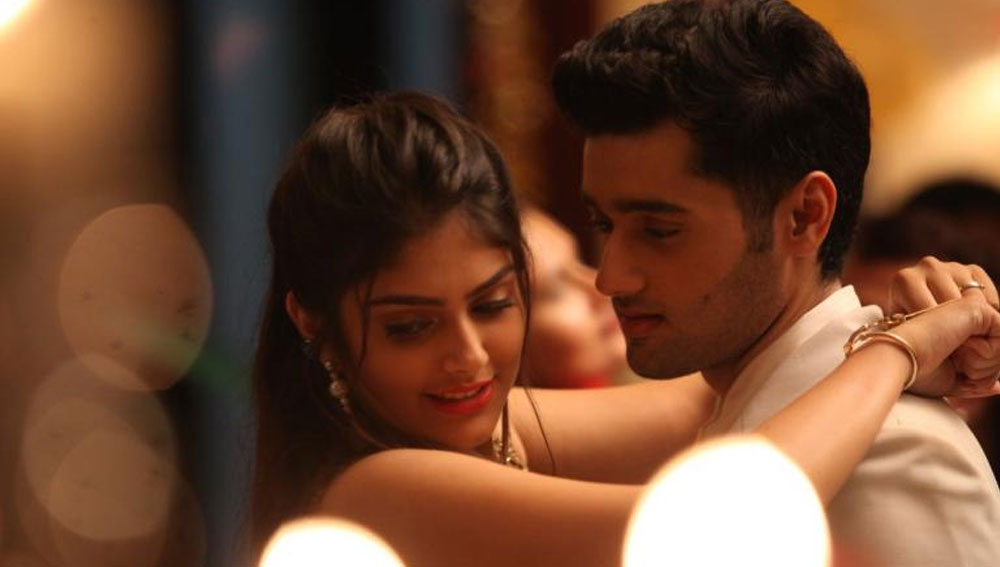 ২০১৮ সালে বাবা অনিলের পরিচালিত ছবি ‘জিনিয়াস’-এ অভিনয়ের সুযোগ পান তিনি। ‘গদর’ ছবির পরিচালকও ছিলেন তাঁর বাবা।